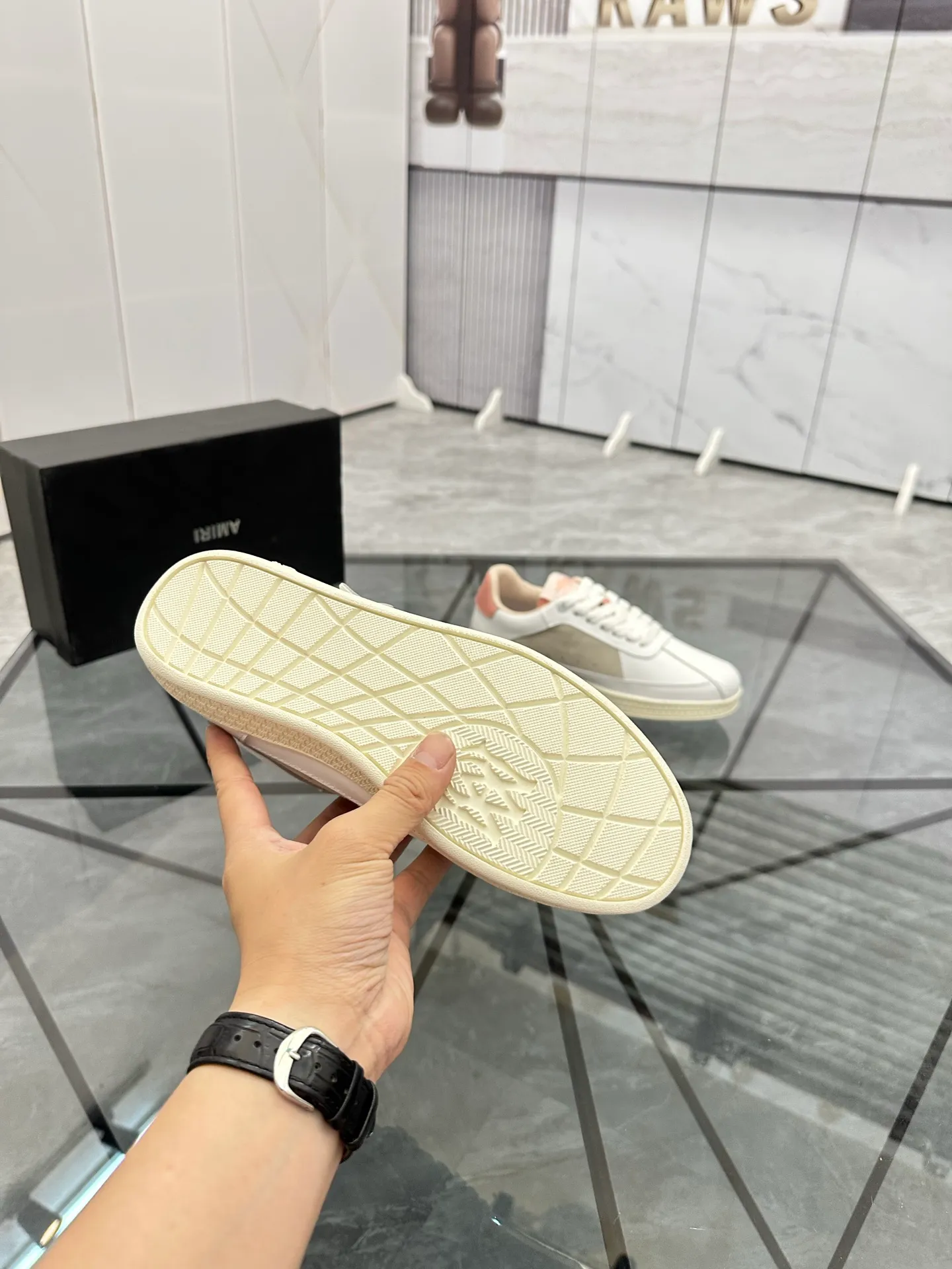 Men's shoes: 💰P420¥ Product trademark: AMIRI* "Amir*" low-top casual shoes Regular size: 38-45 (can be customized to 46) Product material: imported cowhide upper, breathable lining, original outsole. Number: 001